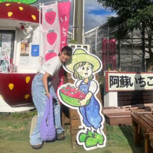 Kurumi Shimizu Instagram - 先日、お仕事で熊本へ！
ゾロにも会えたし、今まででいちばん美味しいいちごソフトにも出会えて幸せでした🫶🍓みんな後ろ向いてる🌻もかわいい

明日から更に寒くなるそう、みなさん風邪ひきませんように…
わたしは花粉にやられとります🤧🌾