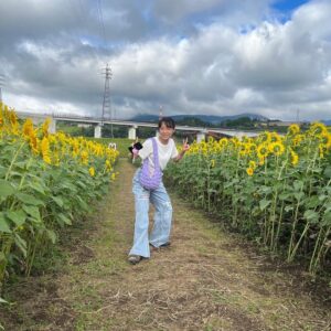 Kurumi Shimizu Instagram - 先日、お仕事で熊本へ！
ゾロにも会えたし、今まででいちばん美味しいいちごソフトにも出会えて幸せでした🫶🍓みんな後ろ向いてる🌻もかわいい

明日から更に寒くなるそう、みなさん風邪ひきませんように…
わたしは花粉にやられとります🤧🌾
