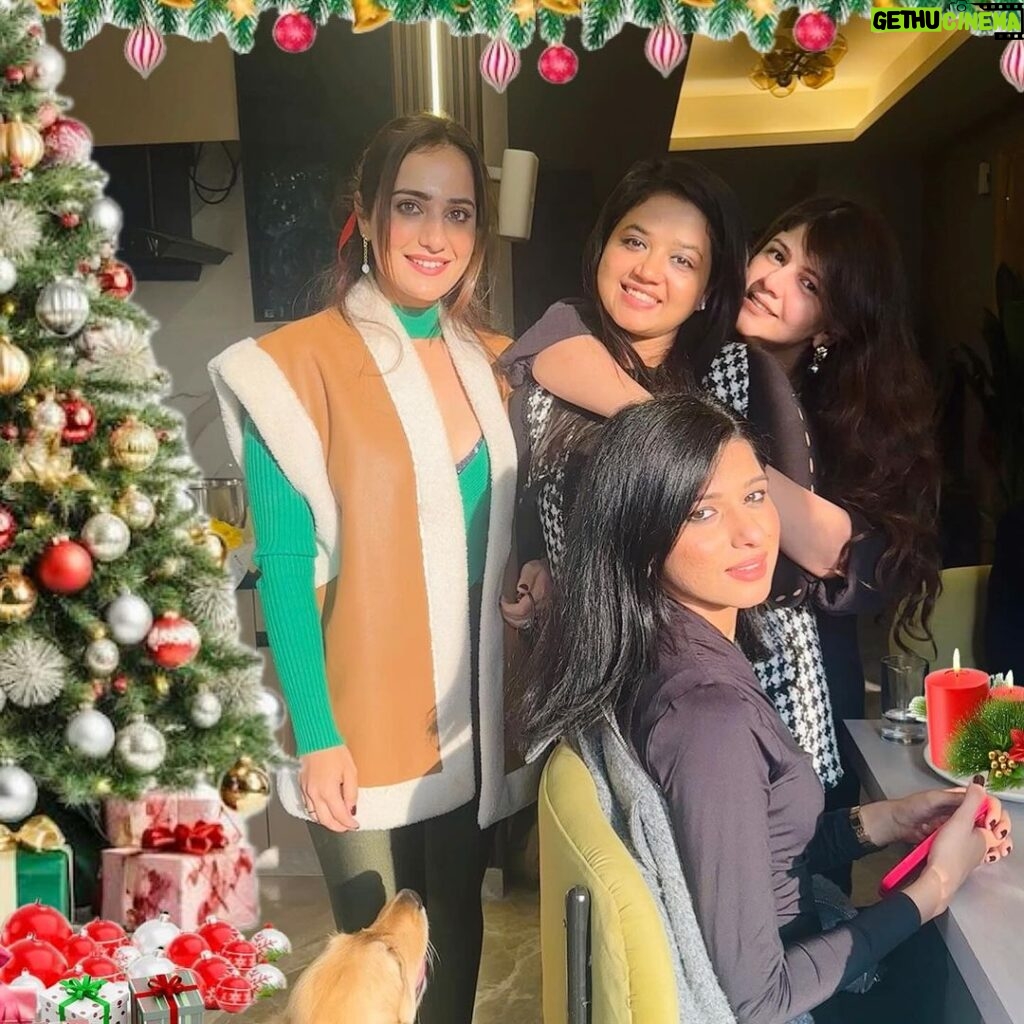 Kusha Kapila Instagram - how photoshopped you want the picture to be? yes🎄🌲🎄🌲 thanks @torte.in for the bestest Christmas lunch. Love you, Rheu🌸 Merry Christmas cutiesssss💜 My awesomeness leggings by @oneinmelon