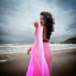 Kusuma Degalamari Instagram - A touch of tradition, a splash of style 💕 Beach, sea, saree, captions, photography, travel, photoshoot, #baby #babythemovie #kusuma #kusumadegalamari #travel #travelstories #solotrip #beach #saree #picoftheday #photooftheday #love #sunset #instagood #ootd
