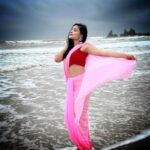 Kusuma Degalamari Instagram - A touch of tradition, a splash of style 💕 Beach, sea, saree, captions, photography, travel, photoshoot, #baby #babythemovie #kusuma #kusumadegalamari #travel #travelstories #solotrip #beach #saree #picoftheday #photooftheday #love #sunset #instagood #ootd