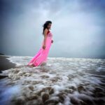 Kusuma Degalamari Instagram - A touch of tradition, a splash of style 💕 Beach, sea, saree, captions, photography, travel, photoshoot, #baby #babythemovie #kusuma #kusumadegalamari #travel #travelstories #solotrip #beach #saree #picoftheday #photooftheday #love #sunset #instagood #ootd