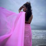 Kusuma Degalamari Instagram – Draped in pink by the sea, where every sunset is a masterpiece. 🌅💖 #sareeserenity 
#beachbaby 

Beach, sea, saree, captions, photography, travel, photoshoot, 

#baby #babythemovie #kusuma #kusumadegalamari #travel #travelstories #solotrip #beach #saree #picoftheday #photooftheday #love #sunset