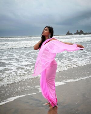 Kusuma Degalamari Instagram - Draped in pink by the sea, where every sunset is a masterpiece. 🌅💖 #sareeserenity 
#beachbaby 

Beach, sea, saree, captions, photography, travel, photoshoot, 

#baby #babythemovie #kusuma #kusumadegalamari #travel #travelstories #solotrip #beach #saree #picoftheday #photooftheday #love #sunset