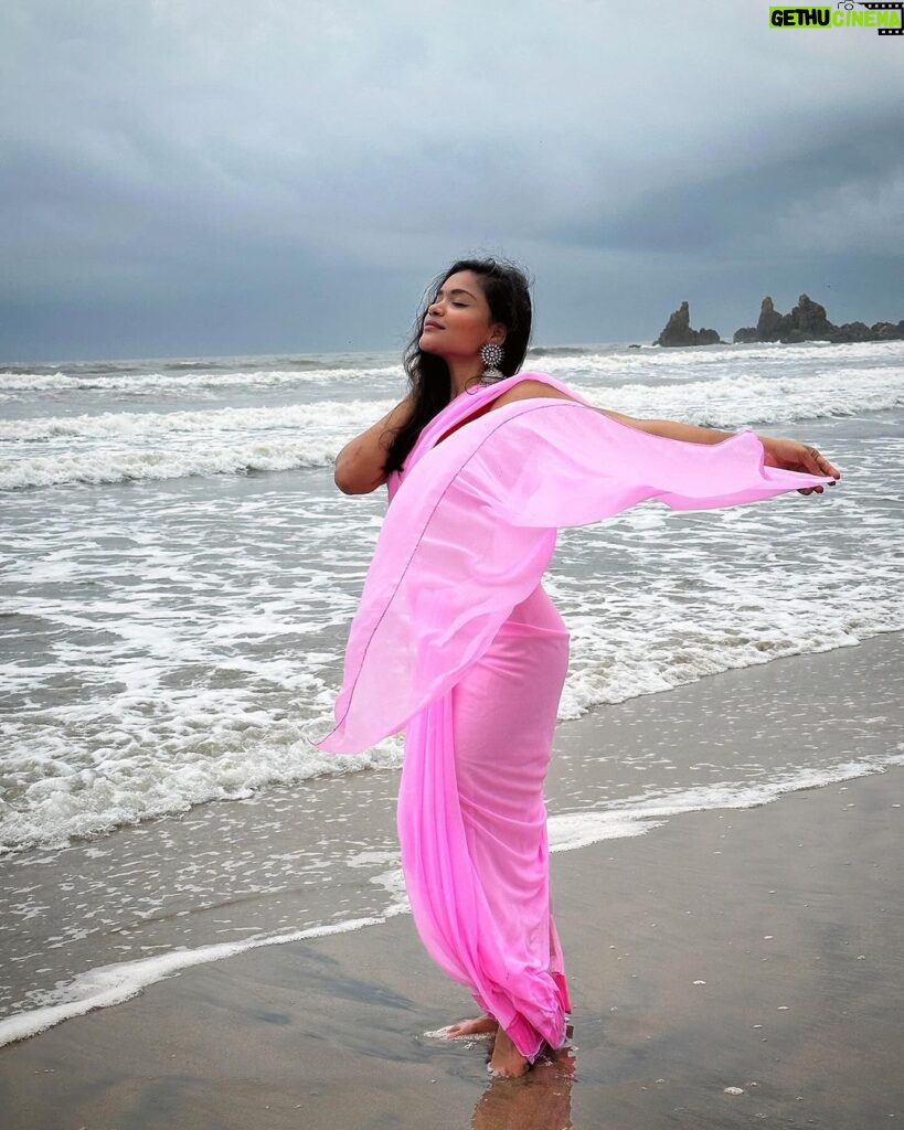 Kusuma Degalamari Instagram - Draped in pink by the sea, where every sunset is a masterpiece. 🌅💖 #sareeserenity #beachbaby Beach, sea, saree, captions, photography, travel, photoshoot, #baby #babythemovie #kusuma #kusumadegalamari #travel #travelstories #solotrip #beach #saree #picoftheday #photooftheday #love #sunset