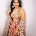 Kusuma Degalamari Instagram - All dolled up for a celebration 🎉 #babythemovie Outfit by @resonatedeattire #ootd #baby #babythemovie #chiranjeevi #chiru#megastarchiranjeevi #chiranjeevikonidela #successmeet #explorepage✨ #explore #fyp #fypシ #ınstagood #instafashion #kusumadegalamari #selflove #pink #messyhair