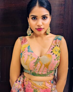 Kusuma Degalamari Instagram - A little sass a day drives the basics away.

Outfit by @resonatedeattire 

#ootd #baby #babythemovie #chiranjeevi #chiru#megastarchiranjeevi #chiranjeevikonidela #successmeet #explorepage✨ #explore #fyp #fypシ #ınstagood #instafashion #kusumadegalamari #selflove #pink #messyhair