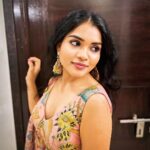 Kusuma Degalamari Instagram - All dolled up for a celebration 🎉 #babythemovie Outfit by @resonatedeattire #ootd #baby #babythemovie #chiranjeevi #chiru#megastarchiranjeevi #chiranjeevikonidela #successmeet #explorepage✨ #explore #fyp #fypシ #ınstagood #instafashion #kusumadegalamari #selflove #pink #messyhair