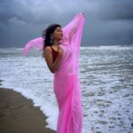 Kusuma Degalamari Instagram – Draped in pink by the sea, where every sunset is a masterpiece. 🌅💖 #sareeserenity 
#beachbaby 

Beach, sea, saree, captions, photography, travel, photoshoot, 

#baby #babythemovie #kusuma #kusumadegalamari #travel #travelstories #solotrip #beach #saree #picoftheday #photooftheday #love #sunset