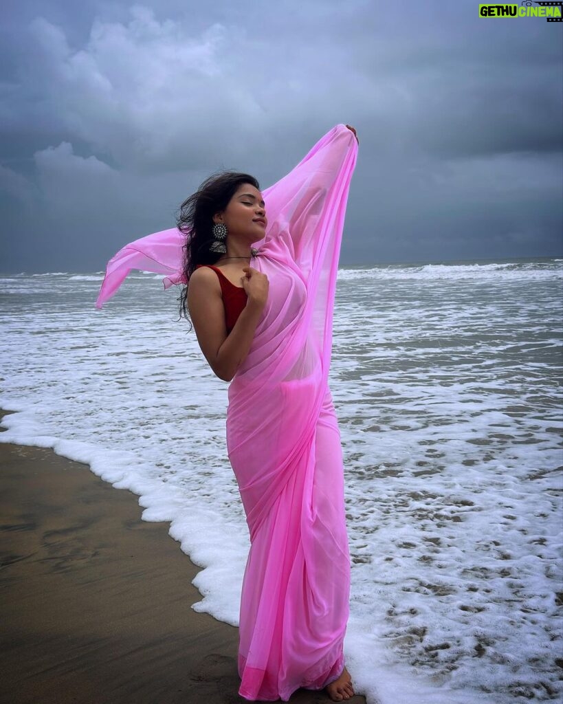 Kusuma Degalamari Instagram - Draped in pink by the sea, where every sunset is a masterpiece. 🌅💖 #sareeserenity #beachbaby Beach, sea, saree, captions, photography, travel, photoshoot, #baby #babythemovie #kusuma #kusumadegalamari #travel #travelstories #solotrip #beach #saree #picoftheday #photooftheday #love #sunset