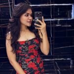 Kusuma Degalamari Instagram - "Lost in the mirror maze, finding my way through pixels and grace. 🌟 #ReflectionReverie" Selfie, pose, ootd, photography, mirror, mirror selfie, night, makeup, routine, hairstyle, vibe check