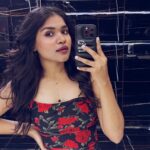 Kusuma Degalamari Instagram - "Lost in the mirror maze, finding my way through pixels and grace. 🌟 #ReflectionReverie" Selfie, pose, ootd, photography, mirror, mirror selfie, night, makeup, routine, hairstyle, vibe check