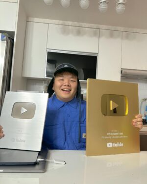 Kwak Joon-bin Instagram - 연말에 딱 골드버튼 도착..
골드승급 감사합니다

#골드버튼#유튜버