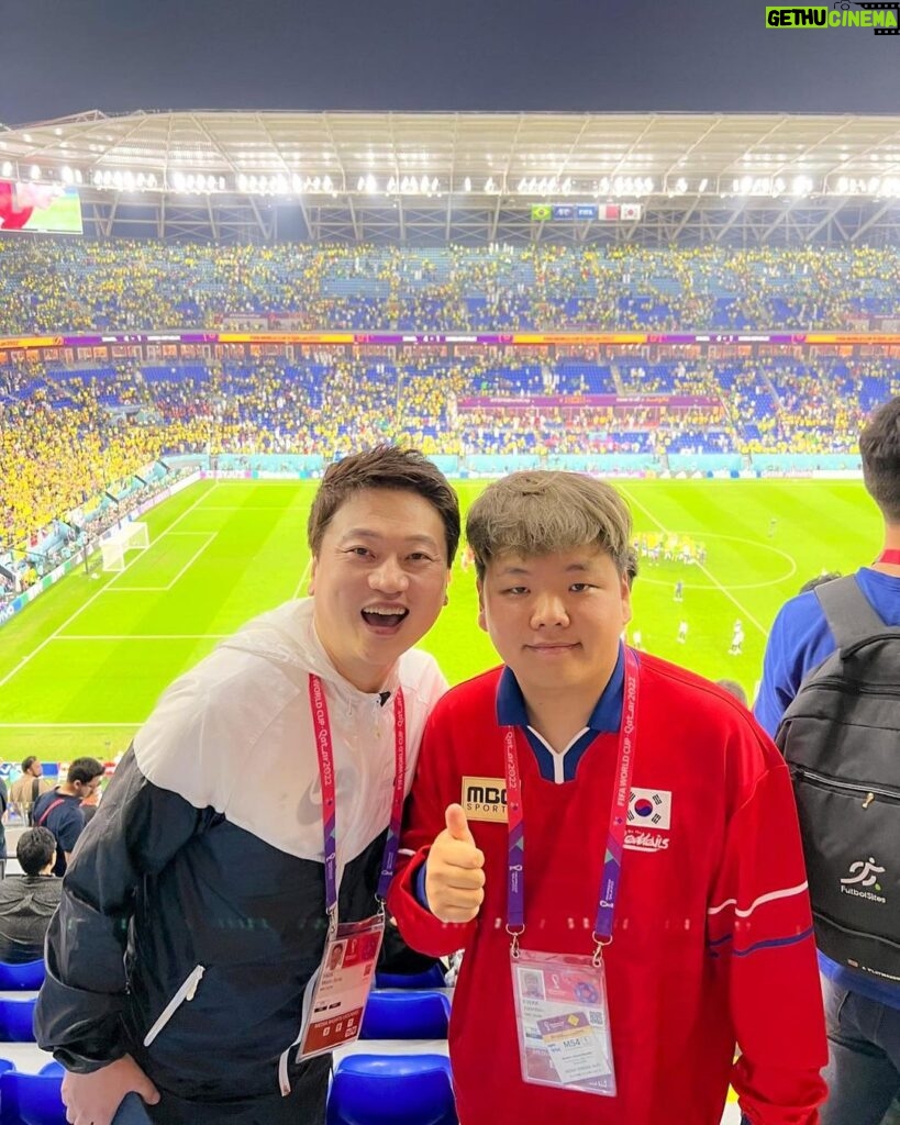 Kwak Joon-bin Instagram - 마지막 경기장에서.. 박문성위원님과.. 이제 한국으로 돌아갑니다.. 대한민국 만세!!!! #월드컵 Qatar - Doha