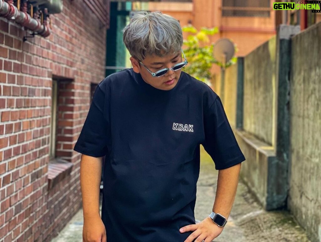 Kwak Joon-bin Instagram - 오랫동안 고심하고 만든 끄박 티셔츠 오픈하였습니다.. 많은 관심 부탁드립니다.. 구매링크는 프로필에 있사옵니다. 감사합니다. @_kbak_ #곽튜브#반팔 Seoul, Korea