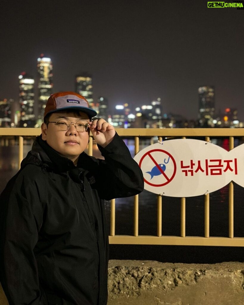 Kwak Joon-bin Instagram - 한강러닝룩 #한강#오운완 여의도한강공원