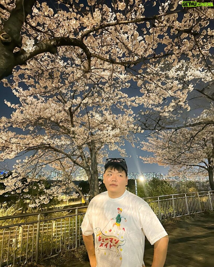 Kwak Joon-bin Instagram - 여의도 벚꽃놀이 여자친구 시점 #남친짤 여의도한강공원