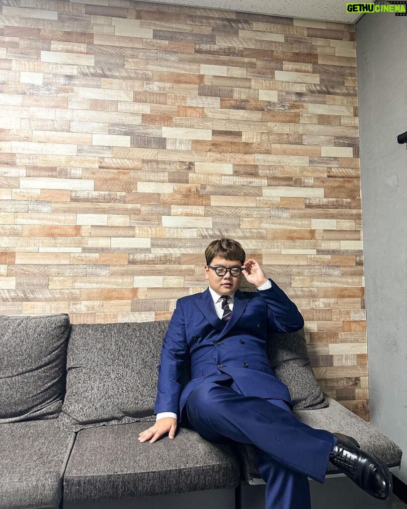 Kwak Joon-bin Instagram - 8등신 정장핏 #수트#패션