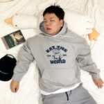 Kwak Joon-bin Instagram – 리뉴얼된 끄박후드티 출시됐슴다
반집업과 모자도 이번달내로 나옵니다
많은 관심 부탁드립니다

#끄박#후드 Mapo, Seoul, Korea