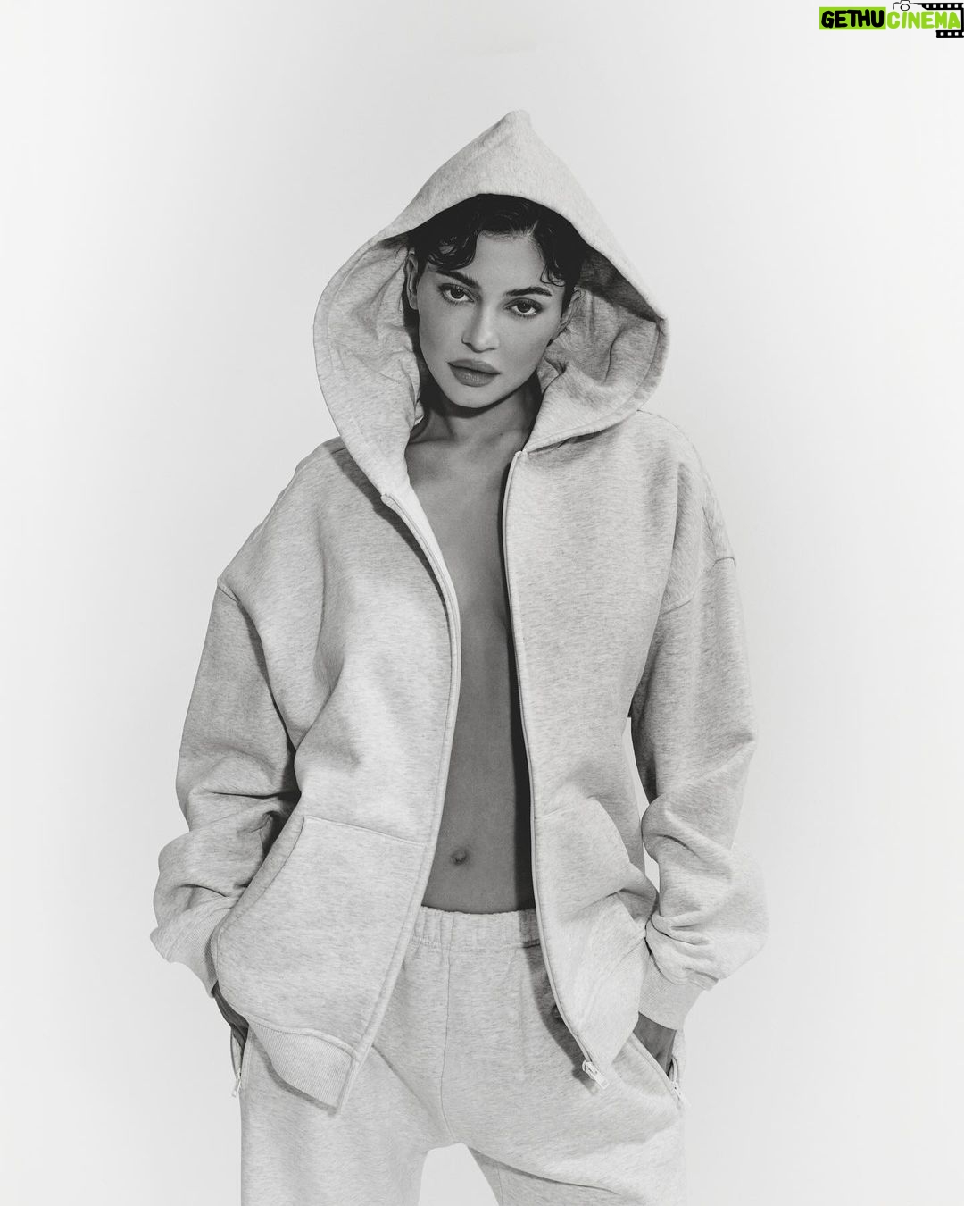 Kylie Jenner Instagram - celebrate the holidays with KHY DROP 003 sweats + tees 🖤🎄launching 12/07 on khy.com @khy !