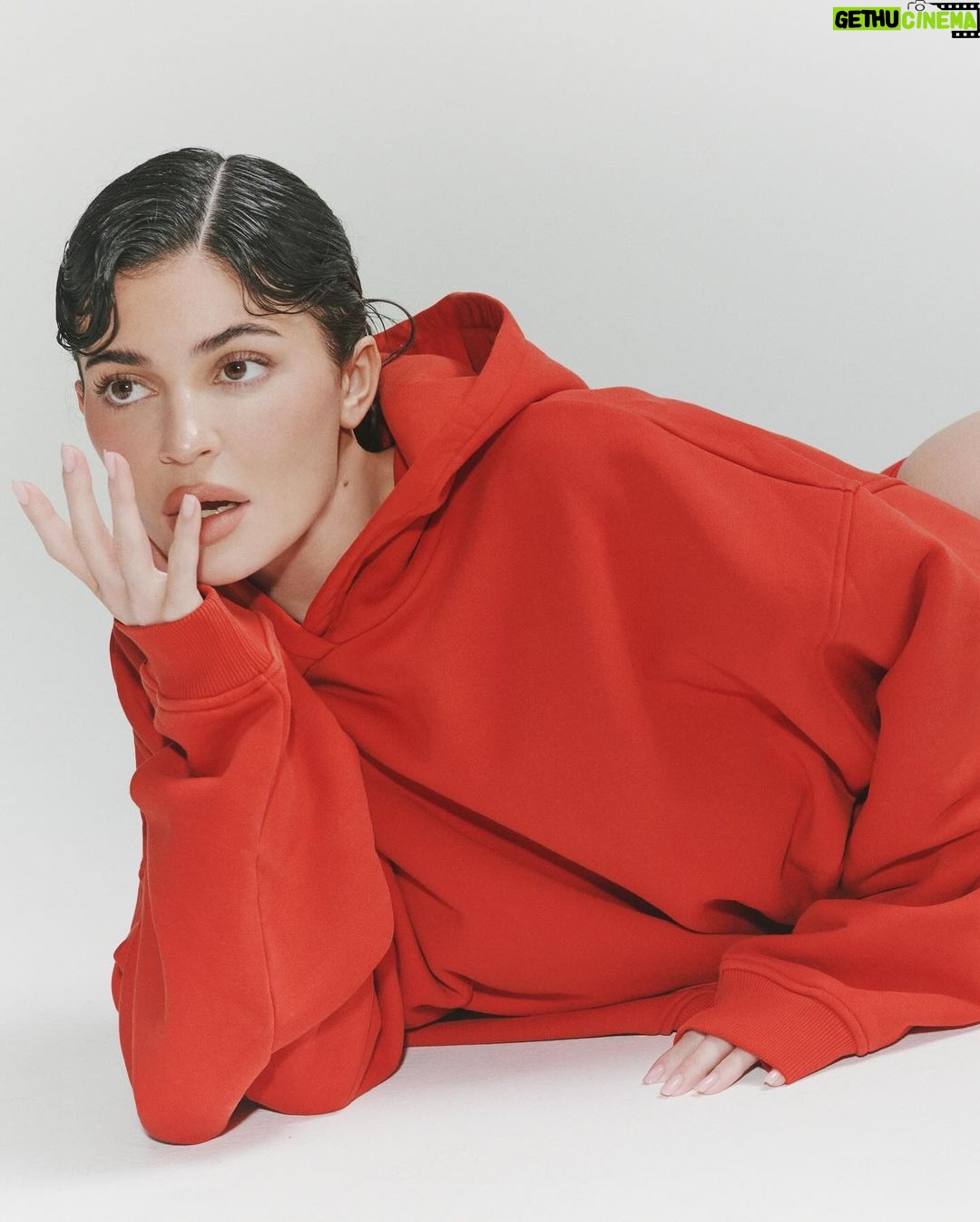 Kylie Jenner Instagram - Drop 003 sweats + tees coming to @khy on December 7th ♥️🎄made the coziest clothes for the season. preview now on khy.com and make sure to sign up for early access.