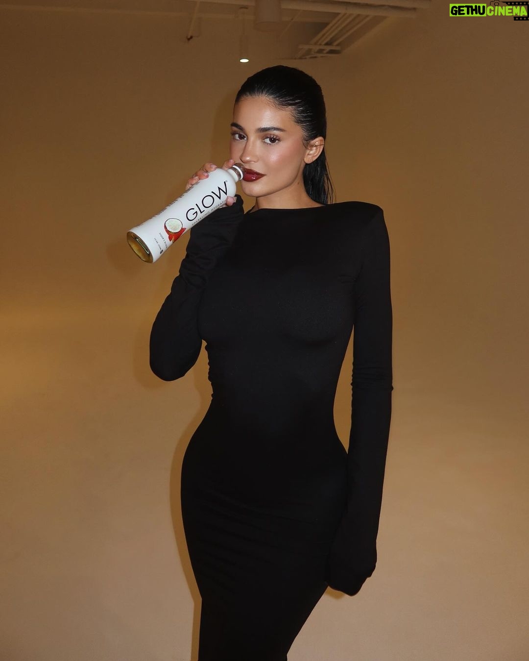 Kylie Jenner Instagram - she’s glowing @drinkglow #glowpartner