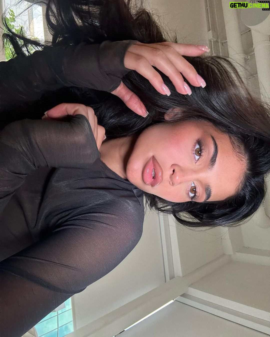 Kylie Jenner Instagram - @kyliecosmetics BLACK FRIDAY SALE STARTS NOW 🖤 40% off sitewide. kyliecosmetics.com