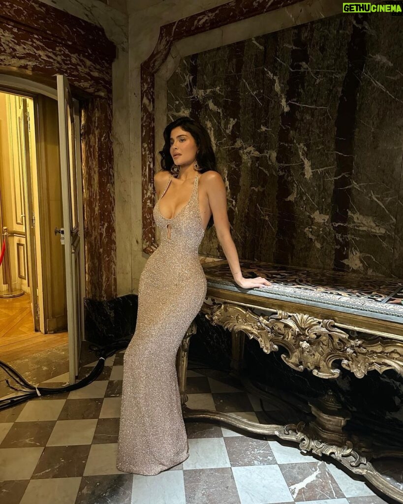 Kylie Jenner Instagram - paris 🫶🏻