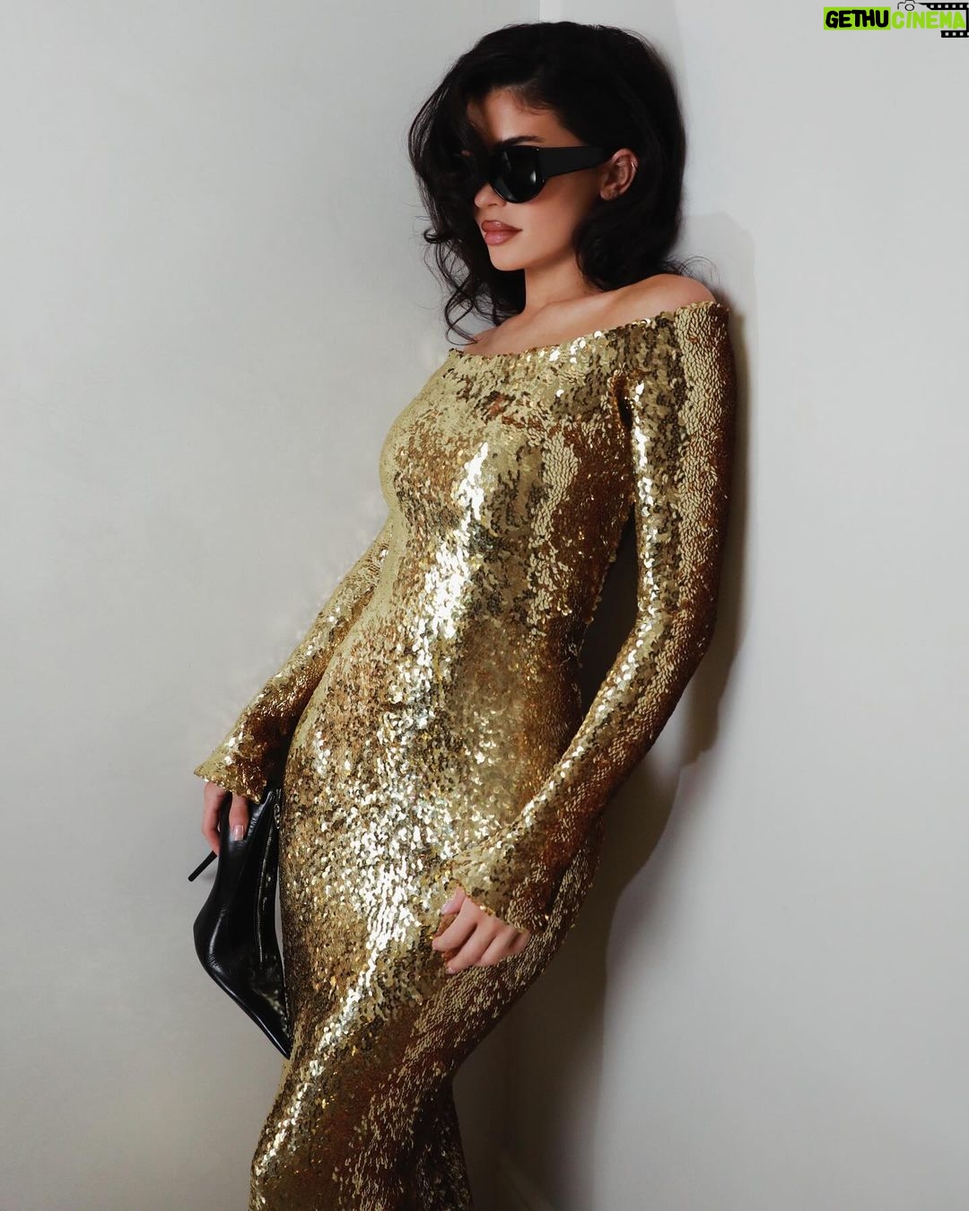 Kylie Jenner Instagram - merry christmas 🎁