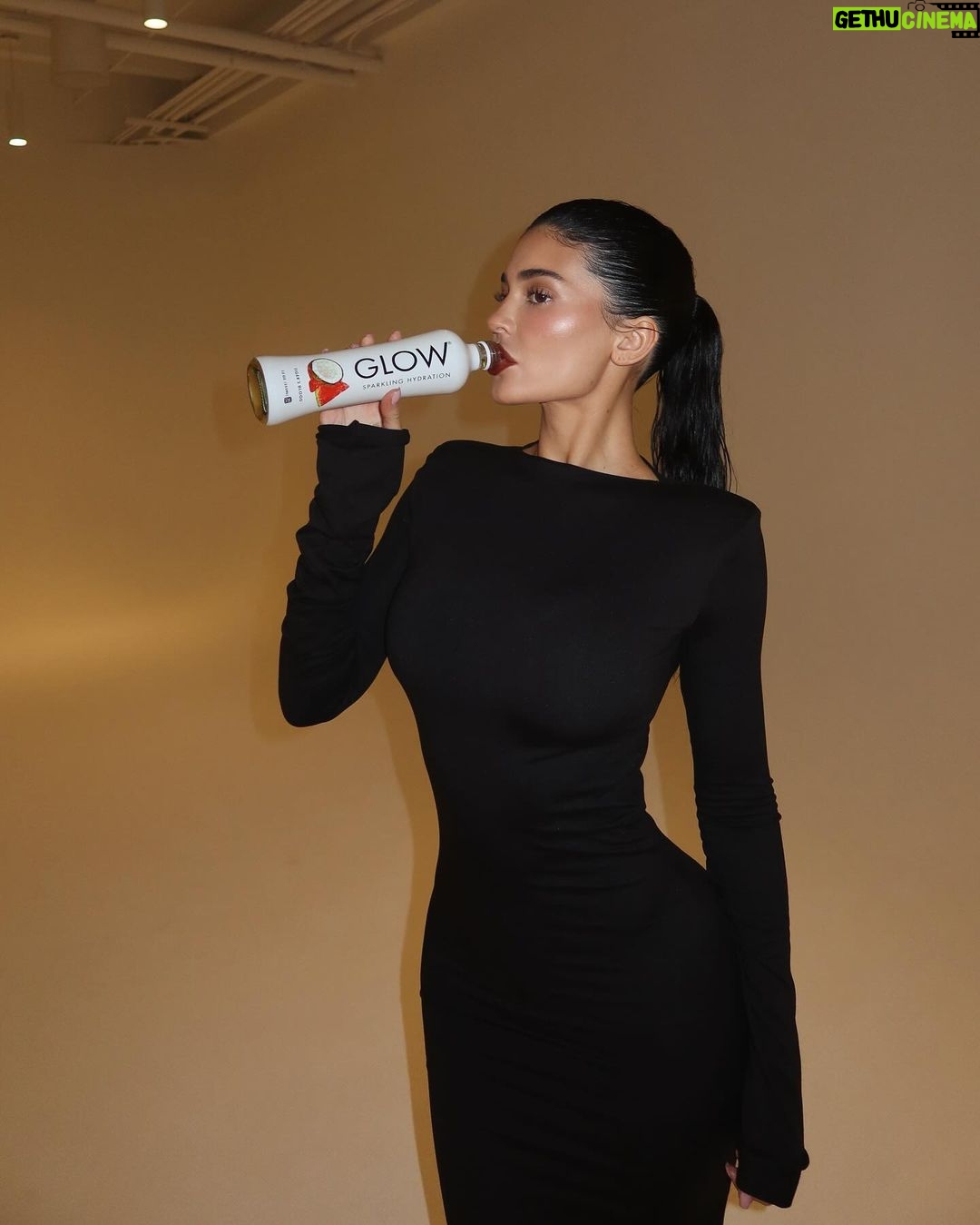 Kylie Jenner Instagram - she’s glowing @drinkglow #glowpartner