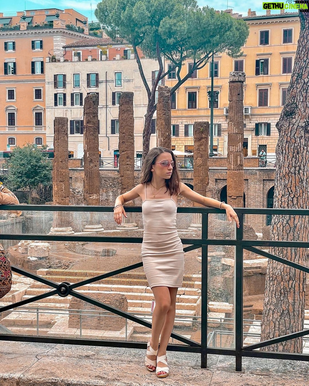 Lévanah Solomon Instagram - Roma dump ☀️🌺🦋🌿 Ta photo préférée ? *Photos retouchées _______ #picoftheday #pictureoftheday #photography #photooftheday #travel #sky #italy #rome #beige #blue #tan #aesthetic #mood #vibes #summer #colors #color #light #white #ootd #outfit #vacation #holiday #girl #neutral #pink Rome, Italy