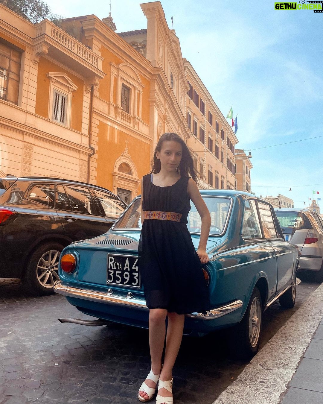 Lévanah Solomon Instagram - Roma dump ☀️🌺🦋🌿 Ta photo préférée ? *Photos retouchées _______ #picoftheday #pictureoftheday #photography #photooftheday #travel #sky #italy #rome #beige #blue #tan #aesthetic #mood #vibes #summer #colors #color #light #white #ootd #outfit #vacation #holiday #girl #neutral #pink Rome, Italy