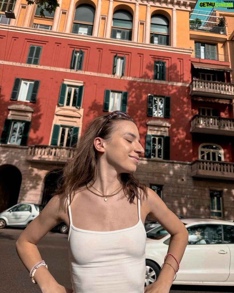 Lévanah Solomon Instagram - Roma dump ☀️🌺🦋🌿 Ta photo préférée ? *Photos retouchées _______ #picoftheday #pictureoftheday #photography #photooftheday #travel #sky #italy #rome #beige #blue #tan #aesthetic #mood #vibes #summer #colors #color #light #white #ootd #outfit #vacation #holiday #girl #neutral #pink Rome, Italy
