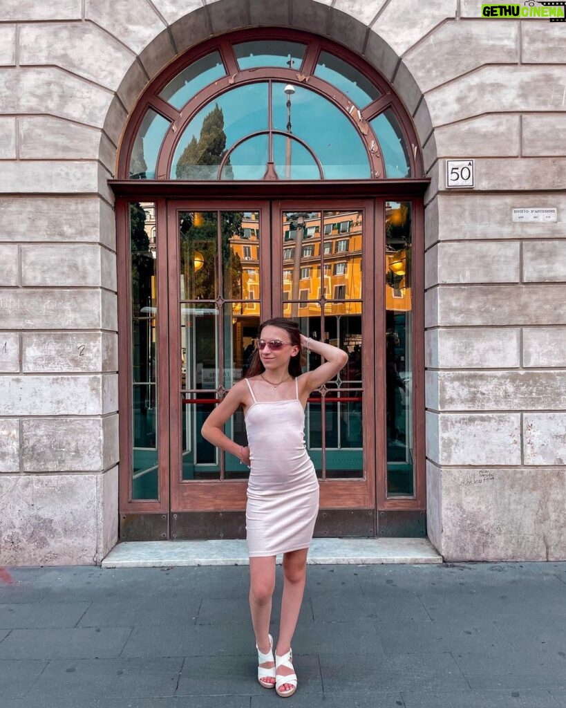 Lévanah Solomon Instagram - Roma dump ☀️🌺🦋🌿 Ta photo préférée ? *Photos retouchées _______ #picoftheday #pictureoftheday #photography #photooftheday #travel #sky #italy #rome #beige #blue #tan #aesthetic #mood #vibes #summer #colors #color #light #white #ootd #outfit #vacation #holiday #girl #neutral #pink Rome, Italy