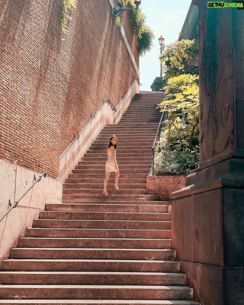Lévanah Solomon Instagram - Step by step… ______ #picoftheday #pictureoftheday #photography #photooftheday #travel #italy #rome #beige #tan #aesthetic #mood #vibes #summer #colors #color #light #white #ootd #outfit #pink #pastel #vacation #holiday #girl #neutral Italie, Rome
