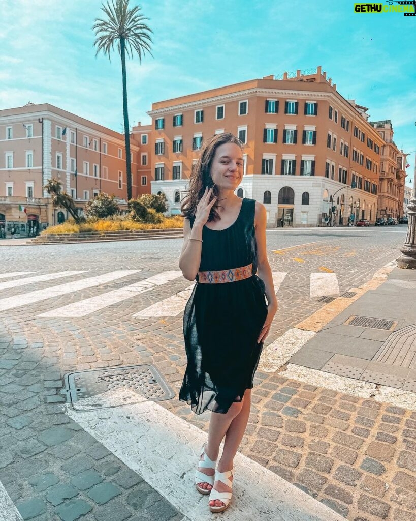 Lévanah Solomon Instagram - Tout est couleur Terracotta à Rome, j’avais envie de poser devant tous les bâtiments 😭💗 Et toi, c’est quoi ta couleur préférée ? 📸 @karinesolomon *Photos retouchées #picoftheday #pictureoftheday #photography #photooftheday #travel #sky #italy #rome #beige #blue #tan #aesthetic #mood #vibes #summer #colors #color #light #white #ootd #outfit #pink #pastel #vacation #holiday #black #girl #neutral Italie, Rome
