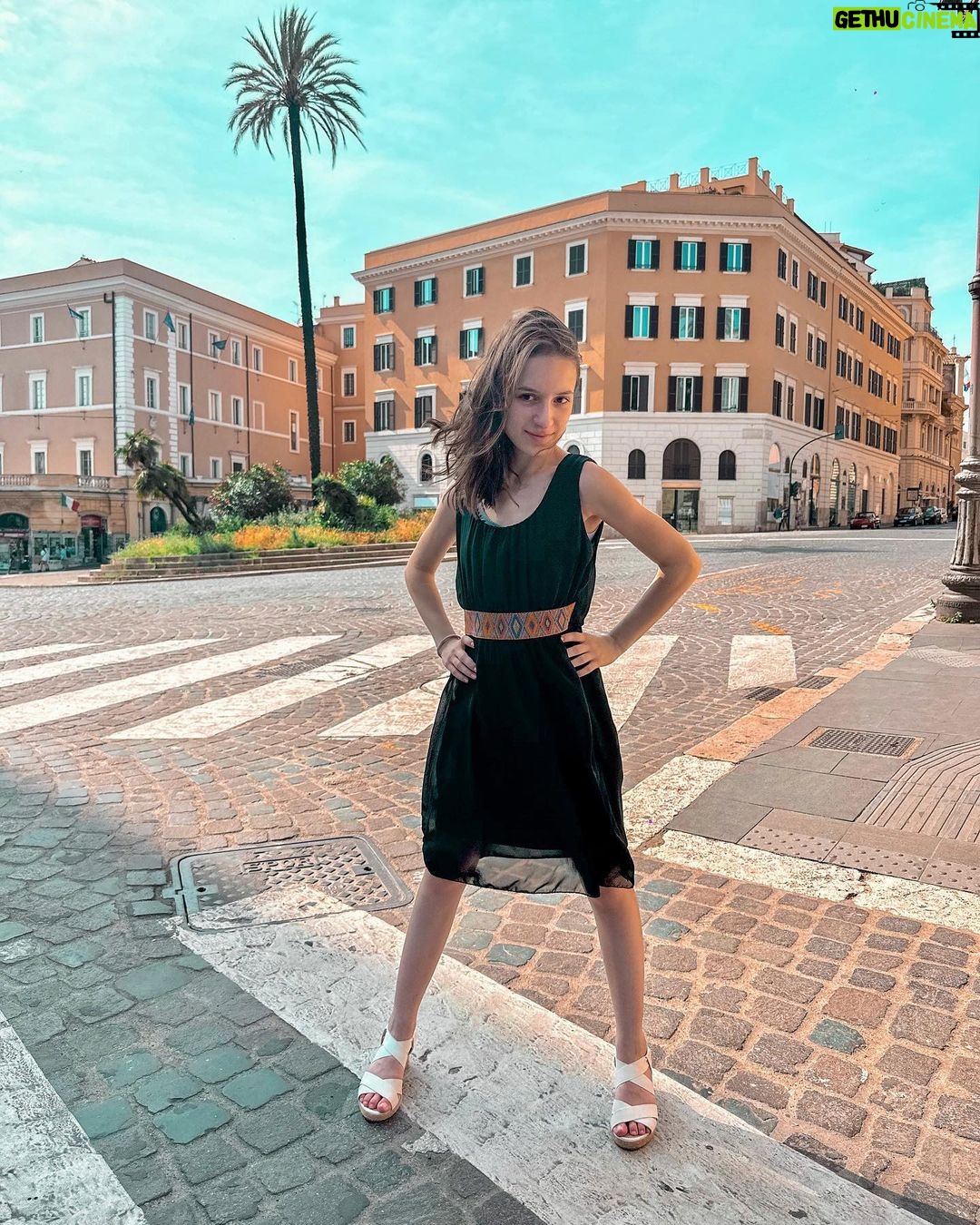 Lévanah Solomon Instagram - Tout est couleur Terracotta à Rome, j’avais envie de poser devant tous les bâtiments 😭💗 Et toi, c’est quoi ta couleur préférée ? 📸 @karinesolomon *Photos retouchées #picoftheday #pictureoftheday #photography #photooftheday #travel #sky #italy #rome #beige #blue #tan #aesthetic #mood #vibes #summer #colors #color #light #white #ootd #outfit #pink #pastel #vacation #holiday #black #girl #neutral Italie, Rome