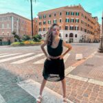 Lévanah Solomon Instagram - Tout est couleur Terracotta à Rome, j’avais envie de poser devant tous les bâtiments 😭💗 Et toi, c’est quoi ta couleur préférée ? 📸 @karinesolomon *Photos retouchées #picoftheday #pictureoftheday #photography #photooftheday #travel #sky #italy #rome #beige #blue #tan #aesthetic #mood #vibes #summer #colors #color #light #white #ootd #outfit #pink #pastel #vacation #holiday #black #girl #neutral Italie, Rome