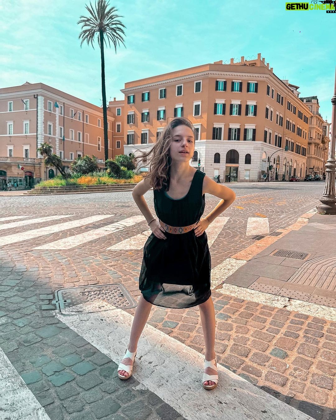 Lévanah Solomon Instagram - Tout est couleur Terracotta à Rome, j’avais envie de poser devant tous les bâtiments 😭💗 Et toi, c’est quoi ta couleur préférée ? 📸 @karinesolomon *Photos retouchées #picoftheday #pictureoftheday #photography #photooftheday #travel #sky #italy #rome #beige #blue #tan #aesthetic #mood #vibes #summer #colors #color #light #white #ootd #outfit #pink #pastel #vacation #holiday #black #girl #neutral Italie, Rome