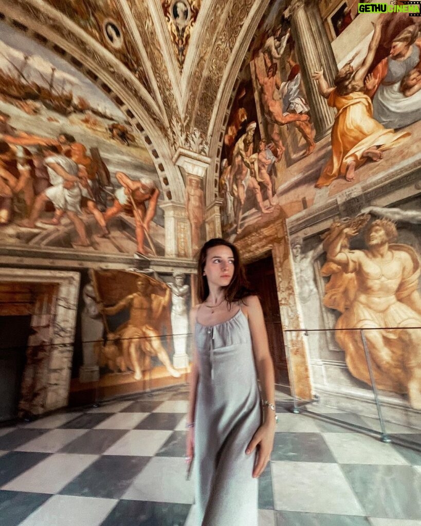 Lévanah Solomon Instagram - ✅ Visiter la Chapelle Sixtine 🥰 ________ #picoftheday #pictureoftheday #photography #photooftheday #travel #italy #rome #beige #tan #aesthetic #mood #vibes #summer #colors #color #light #white #ootd #outfit #pink #pastel #vacation #holiday #girl #neutral #museum #sixtinechapel