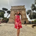 Lévanah Solomon Instagram - Il Colosseo 🌺🤎🇮🇹 *Colorimétrie retouchée #picoftheday #pictureoftheday #photography #photooftheday #travel #sky #italy #rome #beige #pink #tan #aesthetic #mood #vibes #summer #colors #color #light #white #ootd #outfit #colosseum #colosseo #ruins #smile Colosseo - Roma