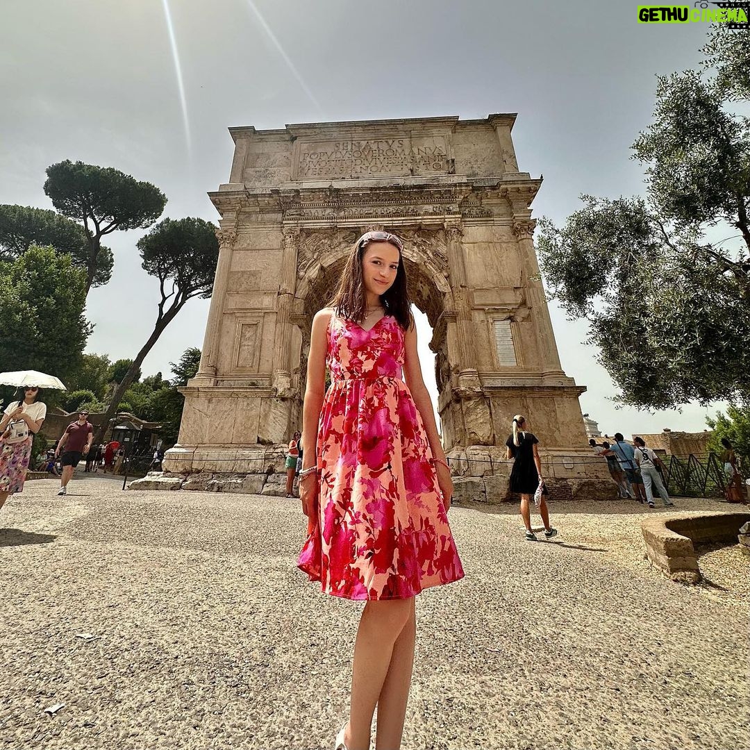 Lévanah Solomon Instagram - Il Colosseo 🌺🤎🇮🇹 *Colorimétrie retouchée #picoftheday #pictureoftheday #photography #photooftheday #travel #sky #italy #rome #beige #pink #tan #aesthetic #mood #vibes #summer #colors #color #light #white #ootd #outfit #colosseum #colosseo #ruins #smile Colosseo - Roma