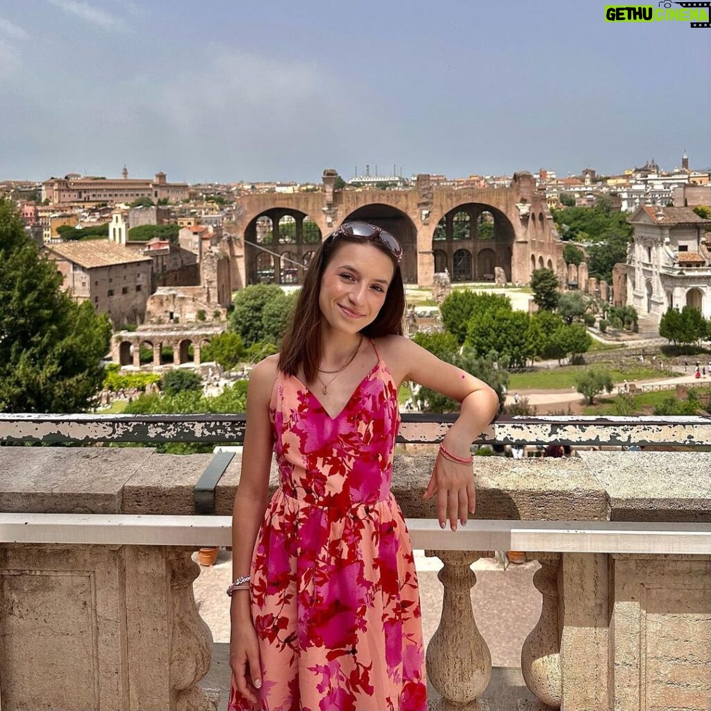 Lévanah Solomon Instagram - Il Colosseo 🌺🤎🇮🇹 *Colorimétrie retouchée #picoftheday #pictureoftheday #photography #photooftheday #travel #sky #italy #rome #beige #pink #tan #aesthetic #mood #vibes #summer #colors #color #light #white #ootd #outfit #colosseum #colosseo #ruins #smile Colosseo - Roma