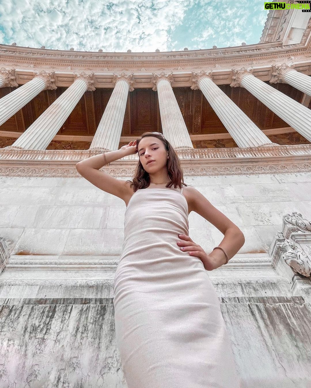 Lévanah Solomon Instagram - L’Italie est magnifique… trop d’endroits incroyables à Rome 😍 J’ai une centaine de photos à te poster ! Je sais pas comment je vais faire, en plus j’en ai plein d’autres de mes précédents voyages toujours pas publiées 🥲 Sinon, on profite, et une nouvelle vidéo est sortie sur ma chaîne YouTube ! Va la voir, tu vas kiffer 🥰 Merci à mon frère Eythan de s’être allongé sur le sol pour prendre ces superbes photos 😝 *Photos retouchées #picoftheday #pictureoftheday #photography #photooftheday #travel #sky #italy #rome #beige #blue #tan #aesthetic #mood #vibes #summer #colors #color #light #white #ootd #outfit Rome, Italy