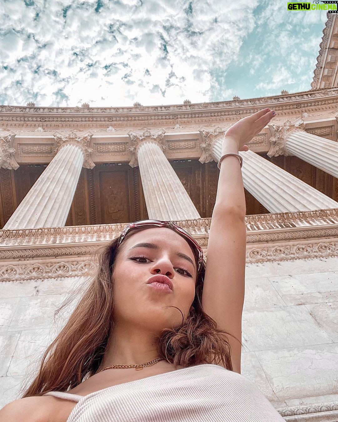 Lévanah Solomon Instagram - L’Italie est magnifique… trop d’endroits incroyables à Rome 😍 J’ai une centaine de photos à te poster ! Je sais pas comment je vais faire, en plus j’en ai plein d’autres de mes précédents voyages toujours pas publiées 🥲 Sinon, on profite, et une nouvelle vidéo est sortie sur ma chaîne YouTube ! Va la voir, tu vas kiffer 🥰 Merci à mon frère Eythan de s’être allongé sur le sol pour prendre ces superbes photos 😝 *Photos retouchées #picoftheday #pictureoftheday #photography #photooftheday #travel #sky #italy #rome #beige #blue #tan #aesthetic #mood #vibes #summer #colors #color #light #white #ootd #outfit Rome, Italy