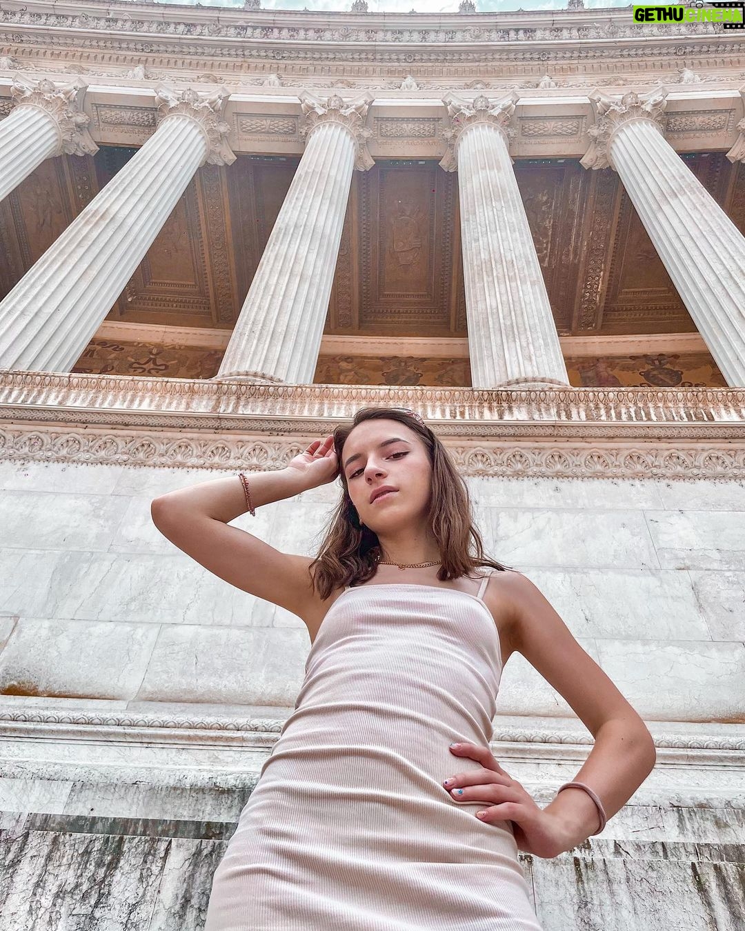 Lévanah Solomon Instagram - L’Italie est magnifique… trop d’endroits incroyables à Rome 😍 J’ai une centaine de photos à te poster ! Je sais pas comment je vais faire, en plus j’en ai plein d’autres de mes précédents voyages toujours pas publiées 🥲 Sinon, on profite, et une nouvelle vidéo est sortie sur ma chaîne YouTube ! Va la voir, tu vas kiffer 🥰 Merci à mon frère Eythan de s’être allongé sur le sol pour prendre ces superbes photos 😝 *Photos retouchées #picoftheday #pictureoftheday #photography #photooftheday #travel #sky #italy #rome #beige #blue #tan #aesthetic #mood #vibes #summer #colors #color #light #white #ootd #outfit Rome, Italy