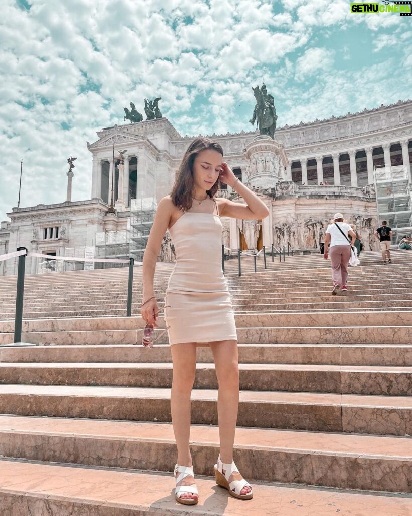Lévanah Solomon Instagram - L’Italie est magnifique… trop d’endroits incroyables à Rome 😍 J’ai une centaine de photos à te poster ! Je sais pas comment je vais faire, en plus j’en ai plein d’autres de mes précédents voyages toujours pas publiées 🥲 Sinon, on profite, et une nouvelle vidéo est sortie sur ma chaîne YouTube ! Va la voir, tu vas kiffer 🥰 Merci à mon frère Eythan de s’être allongé sur le sol pour prendre ces superbes photos 😝 *Photos retouchées #picoftheday #pictureoftheday #photography #photooftheday #travel #sky #italy #rome #beige #blue #tan #aesthetic #mood #vibes #summer #colors #color #light #white #ootd #outfit Rome, Italy