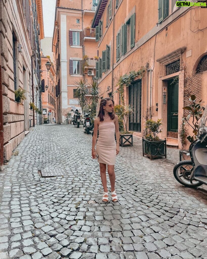 Lévanah Solomon Instagram - 17:17 ________ #picoftheday #pictureoftheday #photography #photooftheday #travel #sky #italy #rome #beige #tan #aesthetic #mood #vibes #summer #colors #color #light #white #ootd #outfit #pink #pastel #vacation #holiday #girl #neutral Italie, Rome