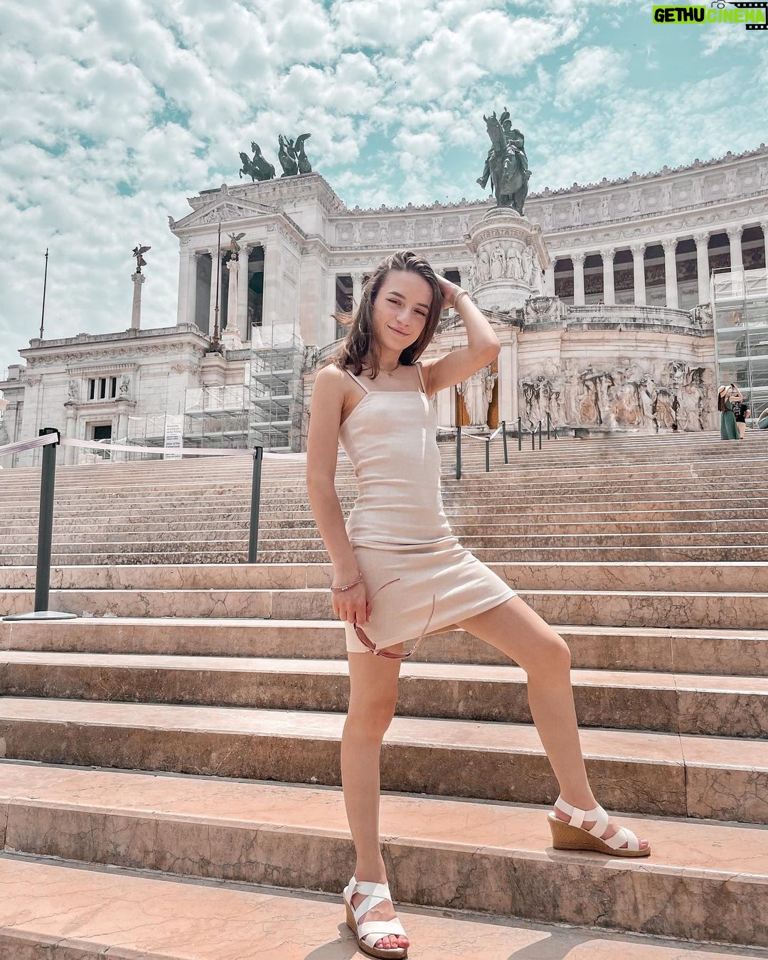 Lévanah Solomon Instagram - L’Italie est magnifique… trop d’endroits incroyables à Rome 😍 J’ai une centaine de photos à te poster ! Je sais pas comment je vais faire, en plus j’en ai plein d’autres de mes précédents voyages toujours pas publiées 🥲 Sinon, on profite, et une nouvelle vidéo est sortie sur ma chaîne YouTube ! Va la voir, tu vas kiffer 🥰 Merci à mon frère Eythan de s’être allongé sur le sol pour prendre ces superbes photos 😝 *Photos retouchées #picoftheday #pictureoftheday #photography #photooftheday #travel #sky #italy #rome #beige #blue #tan #aesthetic #mood #vibes #summer #colors #color #light #white #ootd #outfit Rome, Italy
