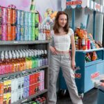 Lévanah Solomon Instagram - 🍭🍬 📸 par le vendeur de bonbons trop sympa de @mycenterparcs et @karinesolomon ________ #candy #sweet #candyshop #orange #green #rainbow #colors #color #ootd #outfit #picoftheday #photography #photooftheday #picture #vacation #holiday #girl #mood #vibes Villages Nature Paris